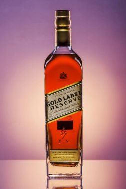 Johnnie Walker altın Label viski degrade arka plan üzerinde karışık.