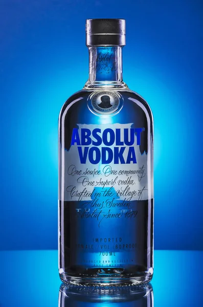 Absolut wodka op blauwe achtergrond. — Stockfoto
