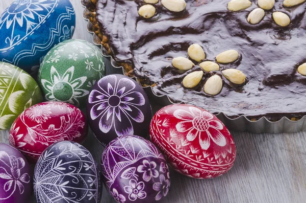 Ostereier und Masurek traditionelle polnische Osterschokoladenkuchen — Stockfoto