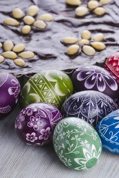 Huevos de Pascua y mazurek tradicional pastel de chocolate de Pascua polaco —  Fotos de Stock