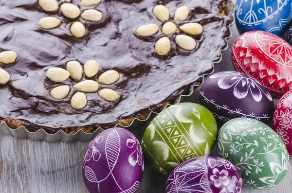 Wielkanocne jaja i mazurek tradycyjny polski Wielkanoc czekoladowe ciasto — Zdjęcie stockowe