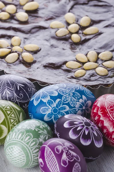 Ostereier und Masurek traditionelle polnische Osterschokoladenkuchen — Stockfoto