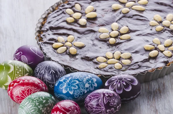 Paaseieren en mazurek traditionele Poolse Pasen chocolade cake — Stockfoto