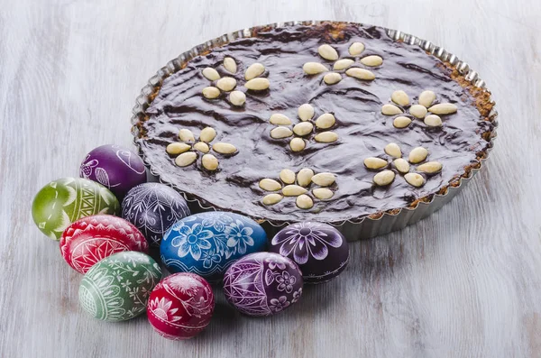 Velikonoční vajíčka a mazurek tradiční polské velikonoční čokoládový dort — Stock fotografie