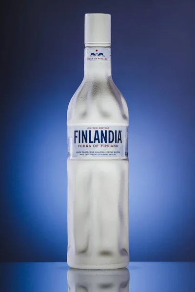 Finlandia vodka su sfondo sfumato blu . — Foto Stock