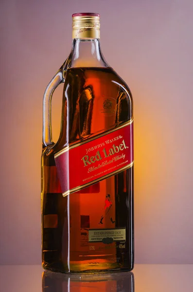 Johnnie Walker Red Label mezcla whisky sobre fondo degradado . —  Fotos de Stock