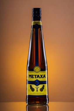Metaxa degrade arka plan üzerinde. 