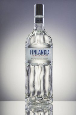 Finlandia votka degrade arka plan üzerinde.