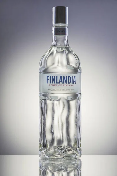 Finlandia wodka op verloop achtergrond. — Stockfoto