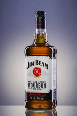 Jim Beam burbon viski degrade arka plan üzerinde. 