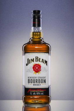 Jim Beam burbon viski degrade arka plan üzerinde. 
