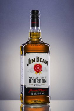 Jim Beam burbon viski degrade arka plan üzerinde. 