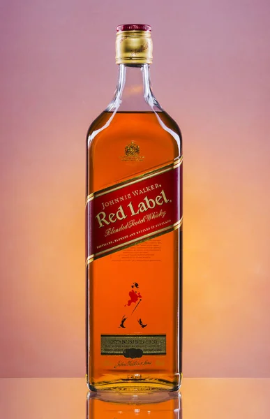 Johnnie Walker Red Label blended whisky op verloop achtergrond. — Stockfoto