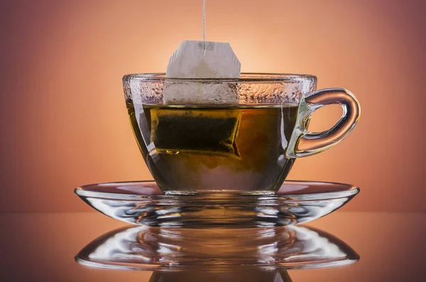 Kubek gorącej herbaty na tło gradientowe — Zdjęcie stockowe