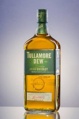Tullamore Dew viski degrade arka plan üzerinde.