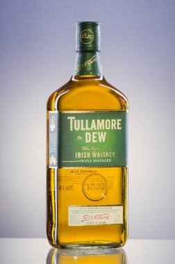 Tullamore Dew viski degrade arka plan üzerinde.