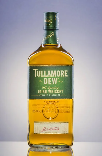 Tullamore Dew whiskey on gradient background. — Stock Photo, Image