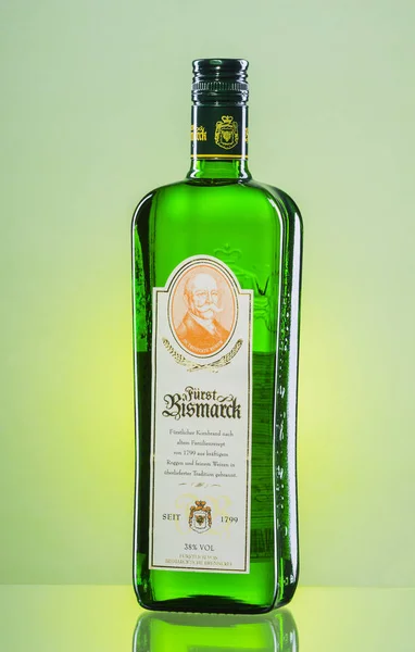 Furst Bismarck wodka op verloop achtergrond. — Stockfoto