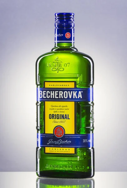 Botella de Becherovka sobre fondo degradado . —  Fotos de Stock