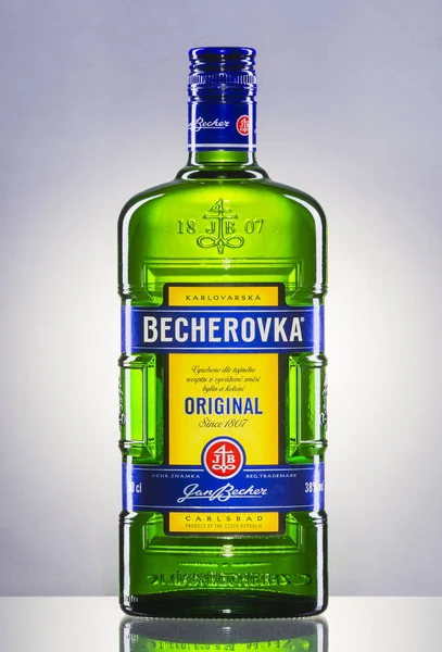 Fles Becherovka op verloop achtergrond. — Stockfoto