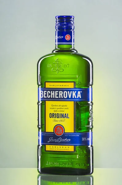 Fles Becherovka op verloop achtergrond. — Stockfoto