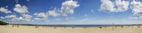 Paysage panoramique pittoresque de plage ensoleillée baltique à gdansk oliwa en été, la pologne — Photo