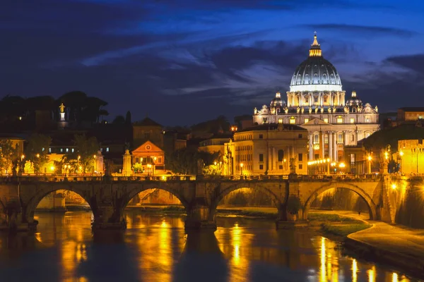Monumental St. Peters Basilica over Tiber  at night in Rome, Italy — Stock Photo, Image