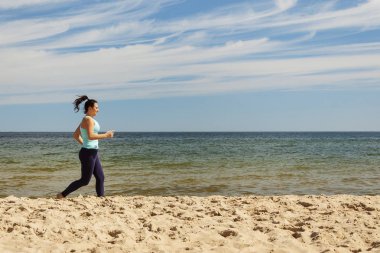 Yaz aylarında kumsalda kaçan çekici genç kız