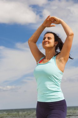 Yaz aylarında bir plajda fiziksel egzersizler pratik çekici genç kız