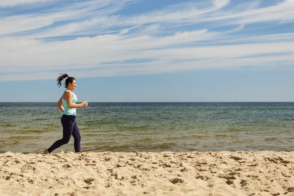 Yaz aylarında kumsalda kaçan çekici genç kız