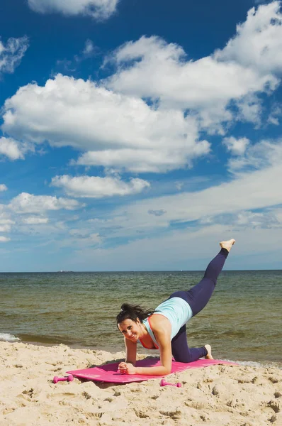 Atrakcyjna, młoda dziewczyna, uprawiania ćwiczeń fizycznych na plaży latem — Zdjęcie stockowe