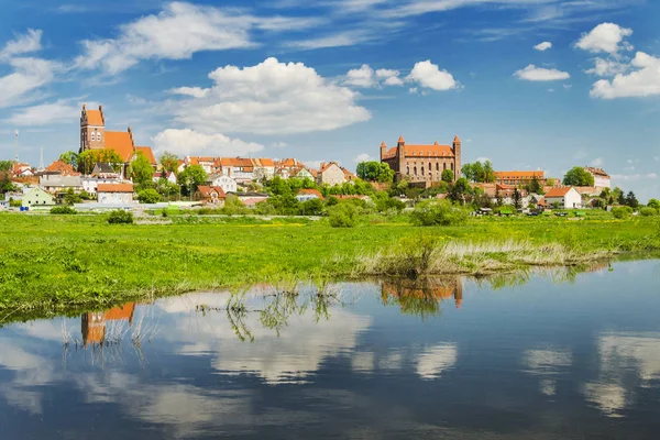 Paesaggio pittoresco di Gniew sul fiume Wierzyca nel nord della Polonia — Foto Stock