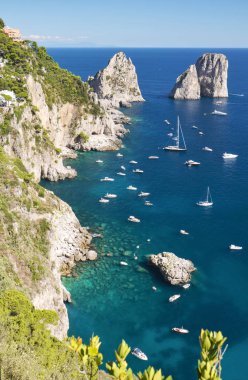 capri Adası, İtalya'da ünlü faraglioni taştan muhteşem manzara