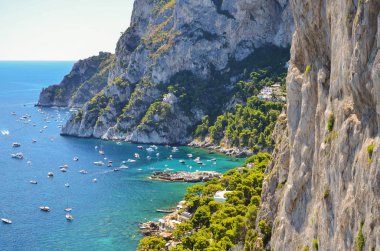 capri Adası, İtalya'da ünlü faraglioni taştan muhteşem manzara