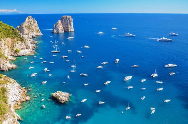capri Adası, İtalya'da ünlü faraglioni taştan muhteşem manzara
