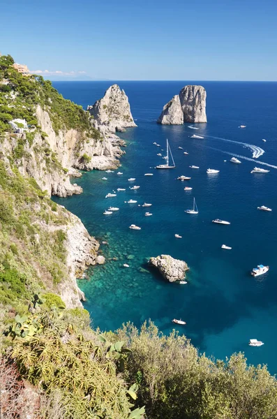 capri Adası, İtalya'da ünlü faraglioni taştan muhteşem manzara