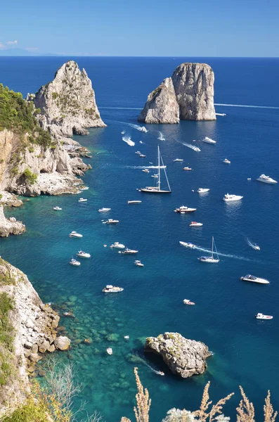 Wunderschöne Landschaft der berühmten Faraglioni-Felsen auf der Insel Capri, Italien — Stockfoto