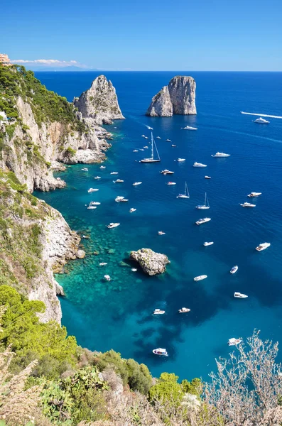 Великолепный пейзаж знаменитых скал Фаральони на острове Капри, Италия — стоковое фото
