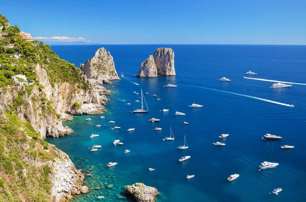 カプリ島、イタリアの有名なファラリオーニの豪華な風景 — ストック写真