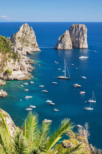 Upea maisema kuuluisa faraglioni kiviä Capri saarella, Italia — kuvapankkivalokuva