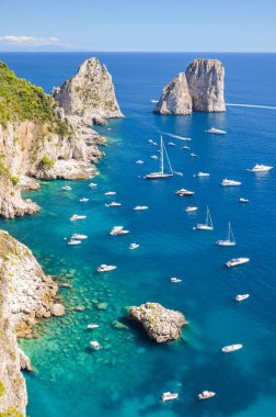 capri Adası, İtalya'da ünlü faraglioni taştan muhteşem manzara