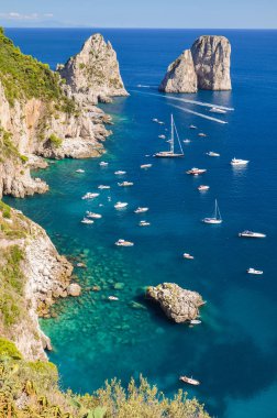 capri Adası, İtalya'da ünlü faraglioni taştan muhteşem manzara