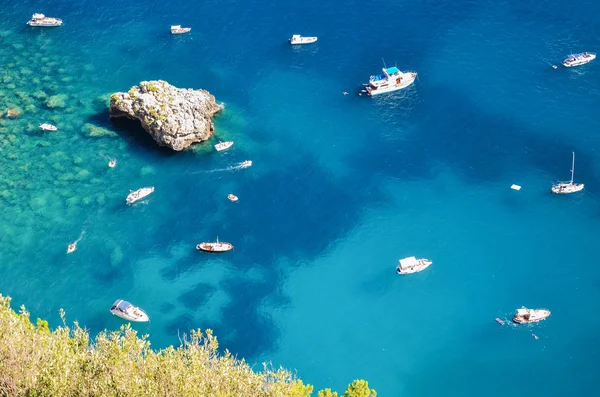 Πανέμορφο τοπίο της στους βράχους faraglioni διάσημο στον νησί Κάπρι, Ιταλία — Φωτογραφία Αρχείου