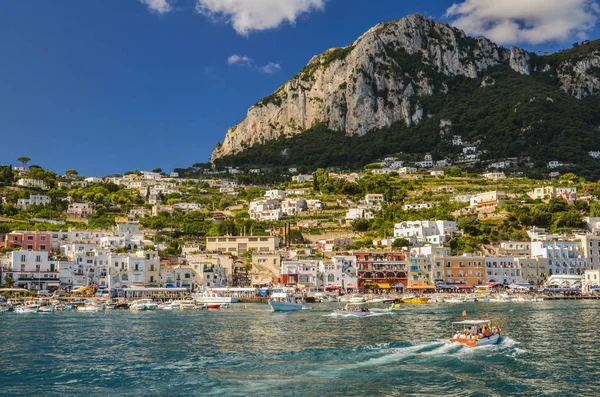 Marina Grande pittoresque sur l'île de Capri, Italie . — Photo