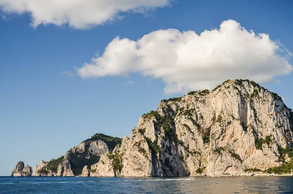 Kaprin saaren viehättävä kesämaisema, Italia — kuvapankkivalokuva