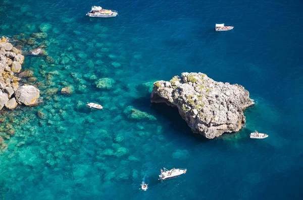 Underbara landskap av berömda faraglioni-klipporna på ön capri, Italien — Stockfoto