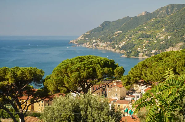 Malowniczy krajobraz vietri sul Mare na wybrzeżu amalfi Włochy — Zdjęcie stockowe