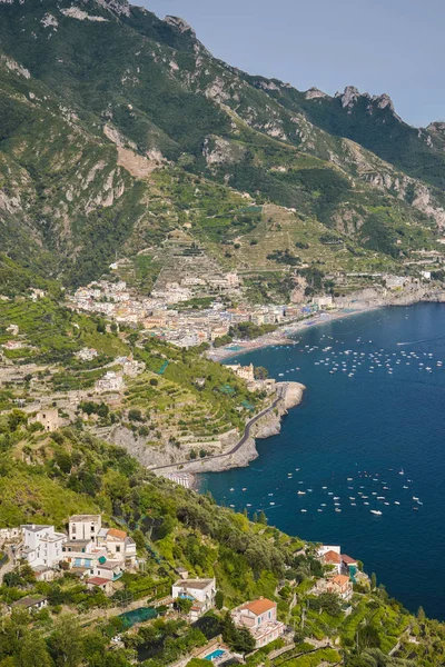 Imponujące przepiękny widok miasta maiori na wybrzeże amalfi, Włochy — Zdjęcie stockowe