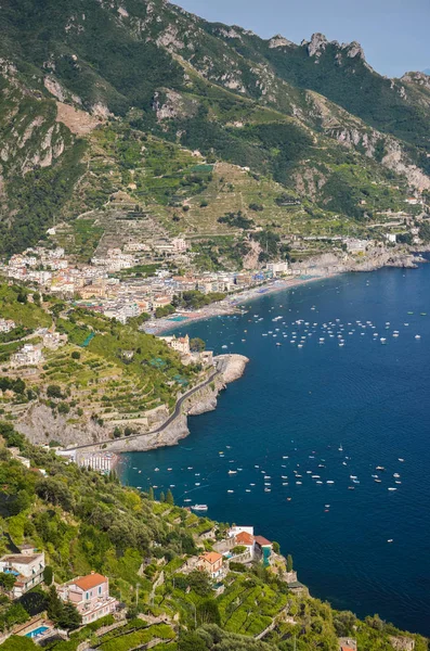 Imponerande utsikt över staden maiori på Amalfikusten, Italien — Stockfoto