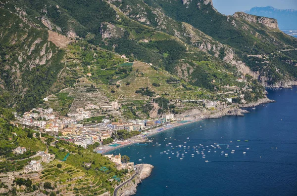 Imponujące przepiękny widok miasta maiori na wybrzeże amalfi, Włochy — Zdjęcie stockowe